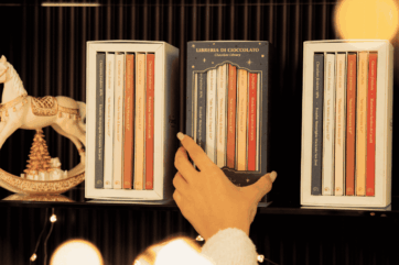 Libreria di cioccolato Lavoratti. Assortimento di tavolette di cioccolato artigianale. Idea regalo gourmet.