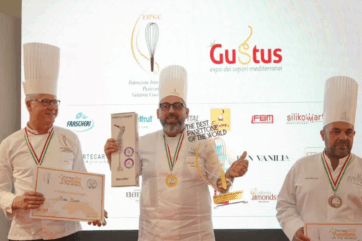 Vincitori Campionato del Mondo del Panettone Classico a Roma. Chef con medaglie e premi.