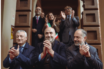 Inaugurazione Città del Cioccolato Perugia: autorità e pubblico applaudono. Evento, cioccolato, Perugia.