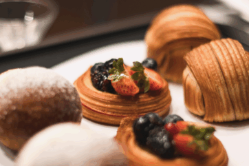 Colazione d'Autore Pasticceria Eden: dolci con frutta fresca, brioche e croissant artigianali.