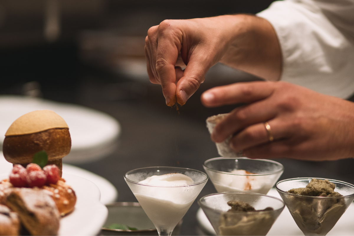 Chef prepara colazione d'autore Pasticceria Eden. Dolci, yogurt e decorazioni.