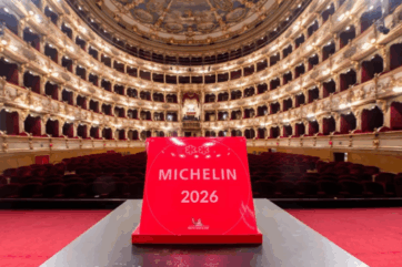 Guida Michelin 2026 a Parma: gastronomia stellata. Teatro Regio con targa Michelin rossa. Ristoranti stellati.