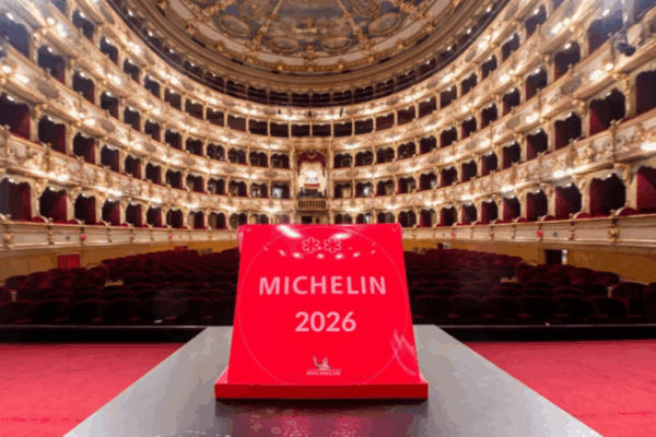 Guida Michelin 2026 a Parma: gastronomia stellata. Teatro Regio con targa Michelin rossa. Ristoranti stellati.