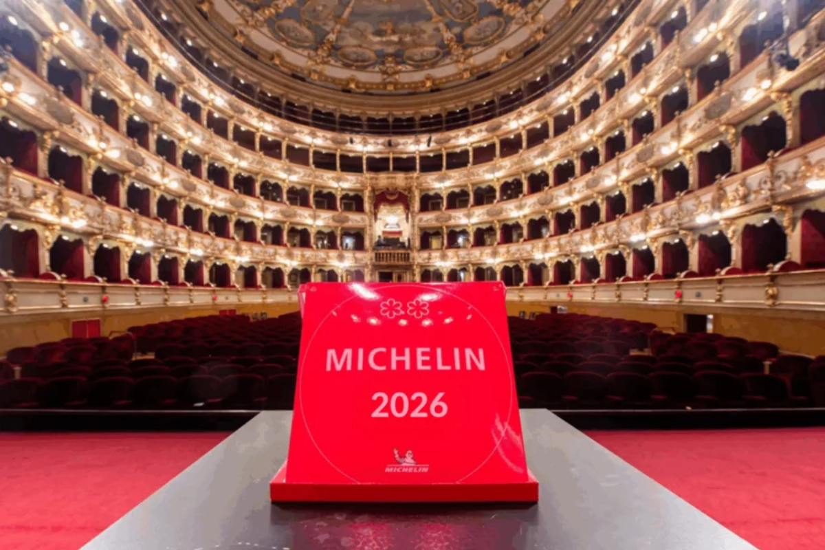 Guida Michelin 2026 a Parma: gastronomia stellata. Teatro Regio con targa Michelin rossa. Ristoranti stellati.