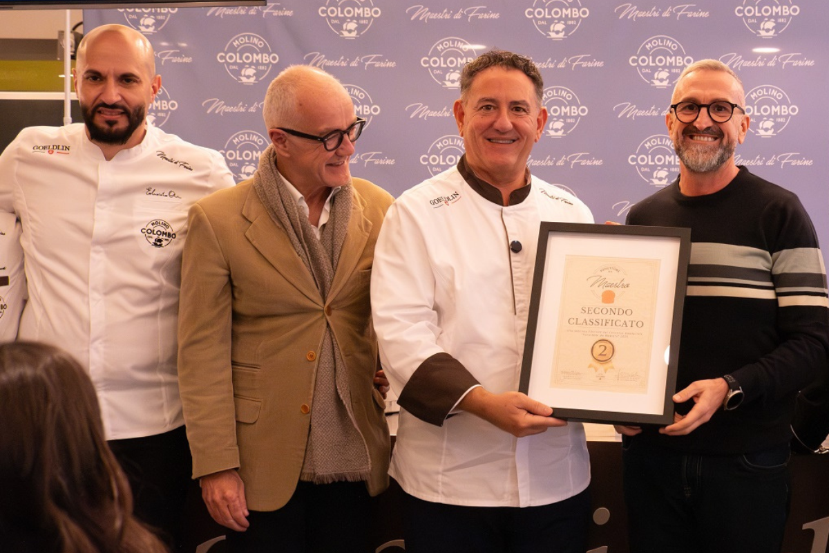 Premiazione panettone artigianale da Maestro: chef premiato con attestato di secondo classificato.