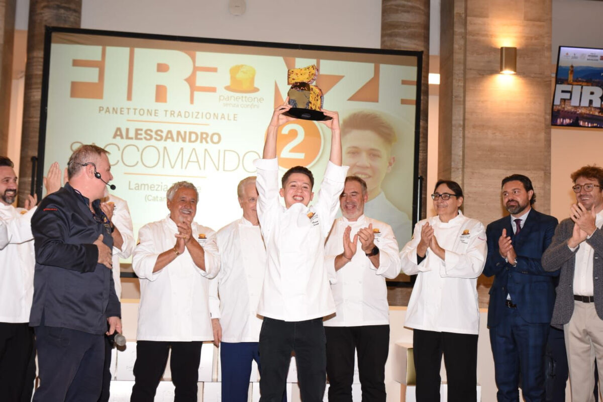 Alessandro Saccomando vincitore di Panettone senza Confini. Trofeo del miglior panettone artigianale.