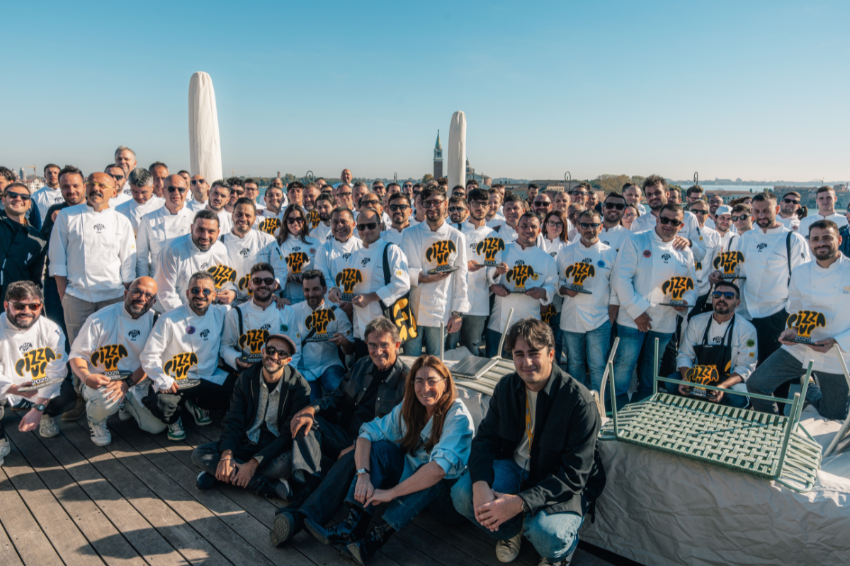 Gruppo di pizzaioli a PizzaUp 2025. Evento pizza e intelligenza artificiale.