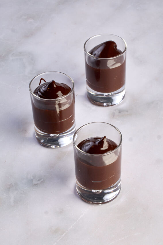 Tre bicchieri di ganache al cioccolato. Dessert cremoso e vellutato, ricetta di Marco Pedron.