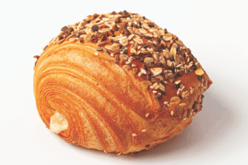 Calzone salato roll con semi. Delizioso snack da forno, ideale per un pranzo veloce o aperitivo sfizioso.