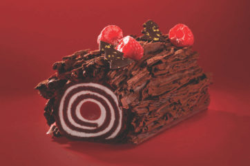 Tronchetto Foresta Nera con lamponi e cioccolato. Dolce natalizio.