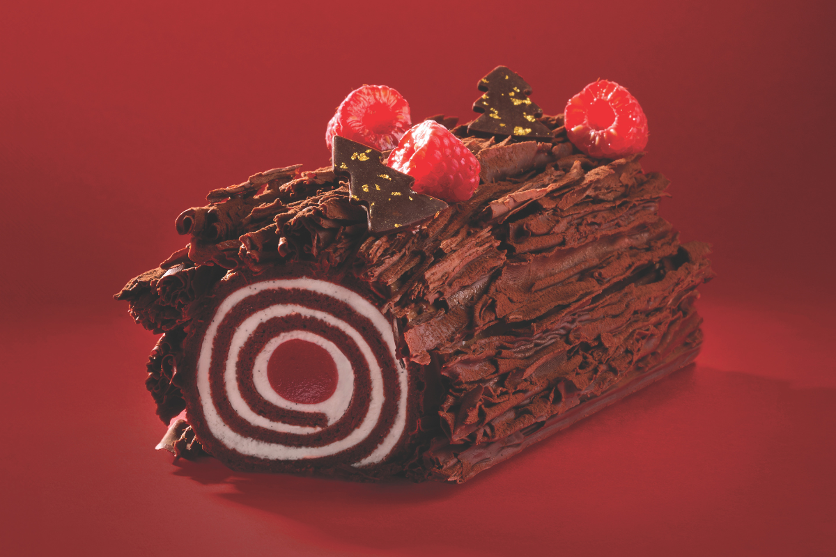 Tronchetto Foresta Nera con lamponi e cioccolato. Dolce natalizio.