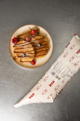 Pancake con crema Irca in sac à poche. Dessert con frutti di bosco e crema al cioccolato.