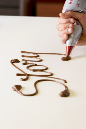 Crema Irca in sac à poche. Decorazione con sac à poche e crema al cioccolato.