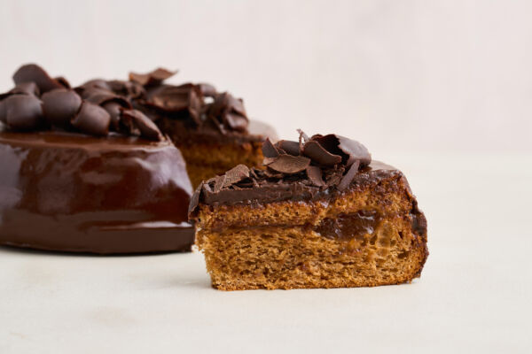 Sacher di Antonio Montalto AMPI, collezione Natale 2025. Torta al cioccolato artigianale con glassa lucida e scaglie di cioccolato.