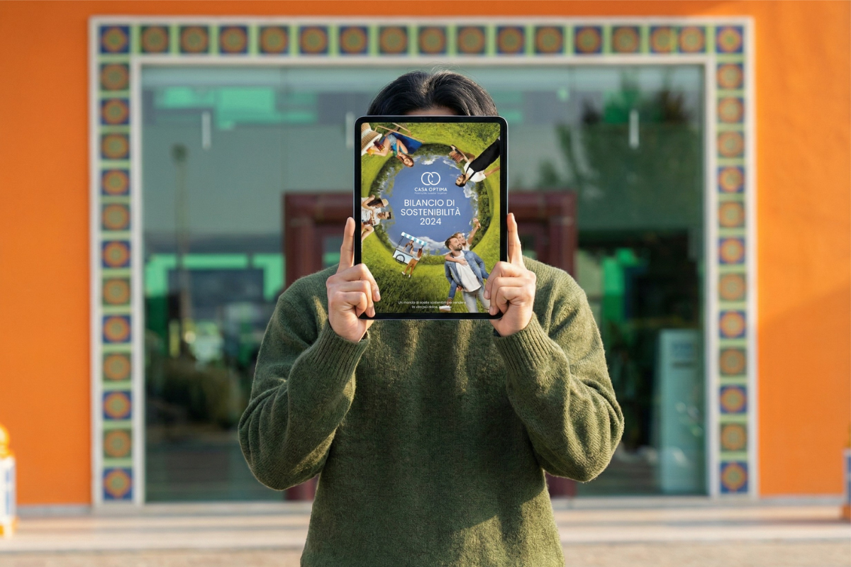 Casa Optima: Bilancio di sostenibilità 2024 su tablet. Impegno ambientale e responsabilità sociale.