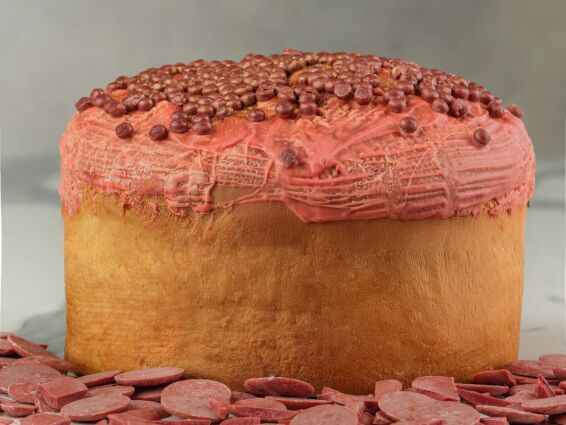 Panettone artigianale natalizio con crema chantilly rosa e cioccolato. Collezione Natale 2025.