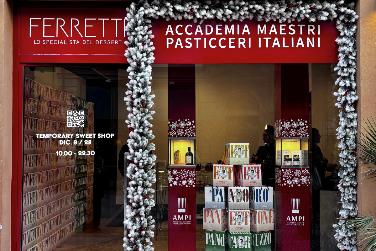 Vetrina Ferretti Dessert Brera: panettoni artigianali, decorazioni natalizie. Temporary store di pasticceria italiana.