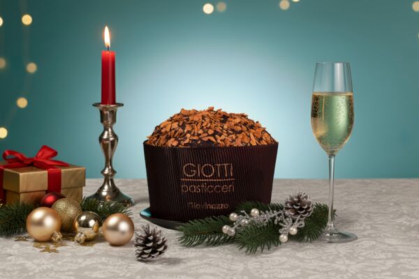 Panettone artigianale Giotti Natale 2025: vin cotto, fichi, limone e mandorle. Candela, spumante e decorazioni.