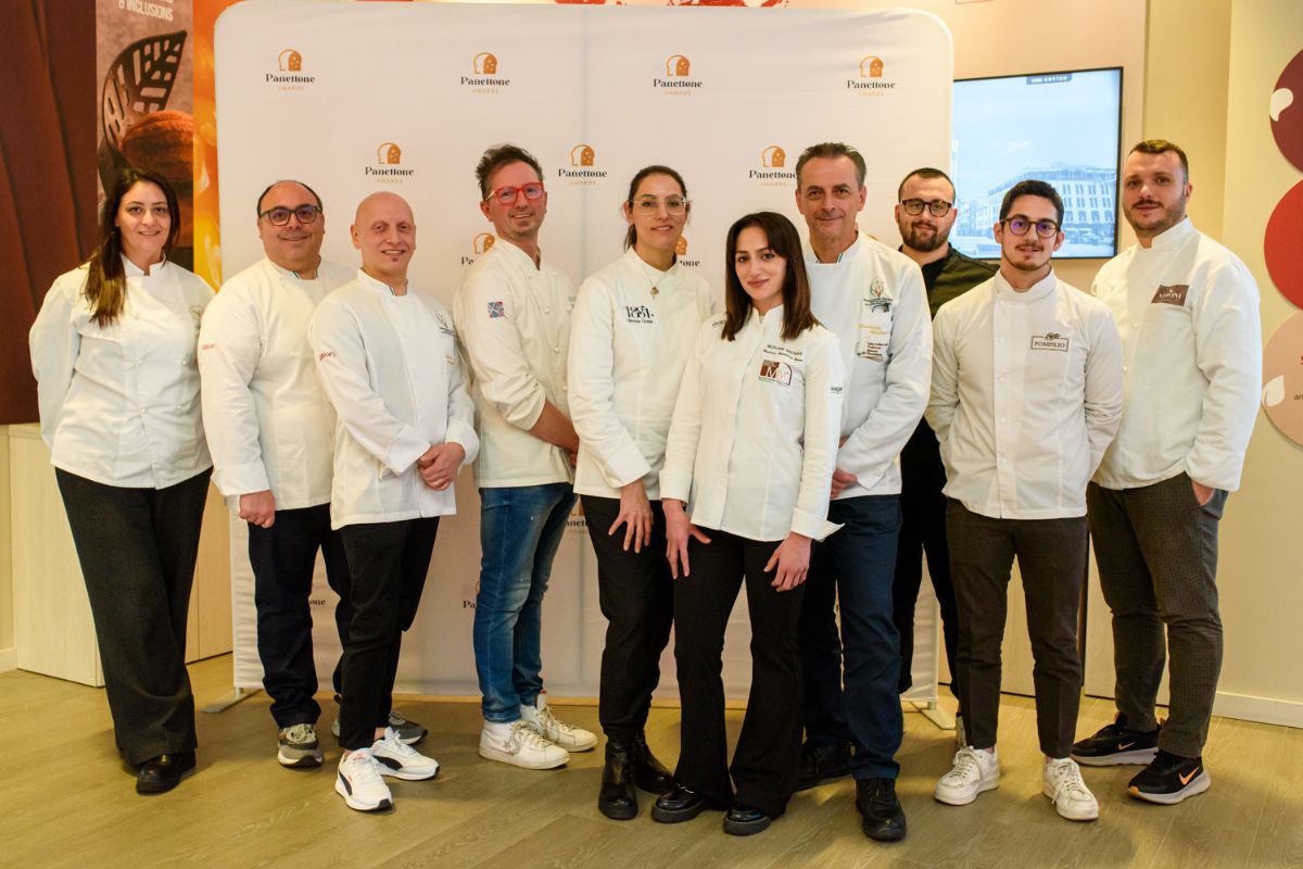 Finalisti Panettone Awards 2025 a Gallarate. Chef e pasticceri in posa per la premiazione.