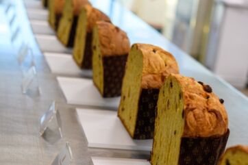 Panettoni artigianali in fila per Panettone Awards 2025. Dolci natalizi.