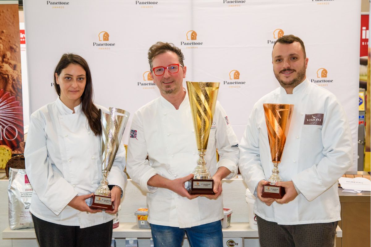 Podio Panettone Awards 2025: i vincitori con le coppe. Roberto Moreschi trionfa a Gallarate.