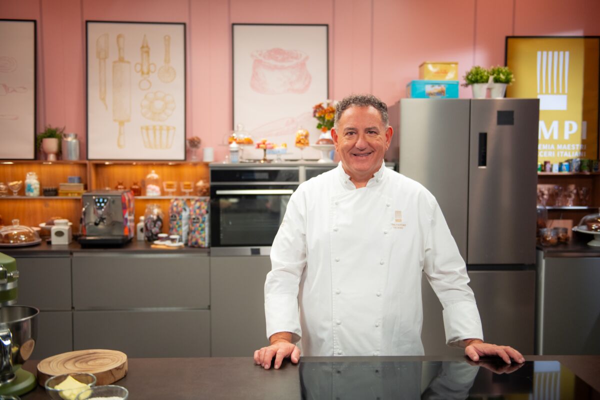 Sal De Riso, maestro pasticcere AMPI, in cucina. Nuova stagione su Sky.