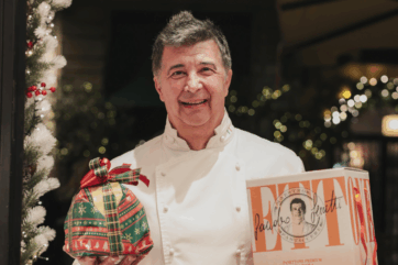Sandro Ferretti con panettone artigianale. Inaugurazione temporary store Ferretti Dessert a Brera.