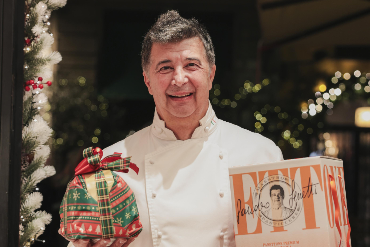 Sandro Ferretti con panettone artigianale. Inaugurazione temporary store Ferretti Dessert a Brera.