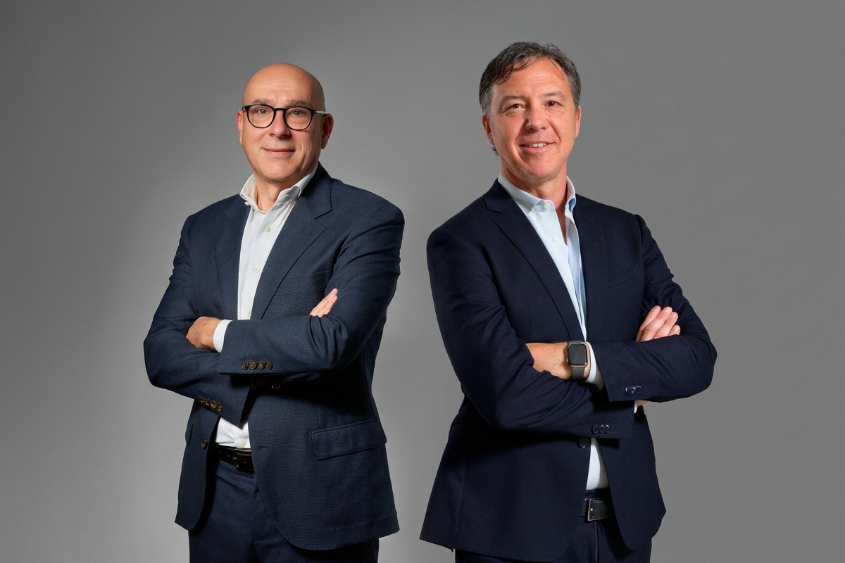 Due uomini in giacca e cravatta, Casa Optima. Team di esperti per bozza automatica.