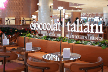 Interni Cioccolatitaliani Bangkok: tavoli, sedute in pelle, insegna luminosa. Design italiano in Thailandia.