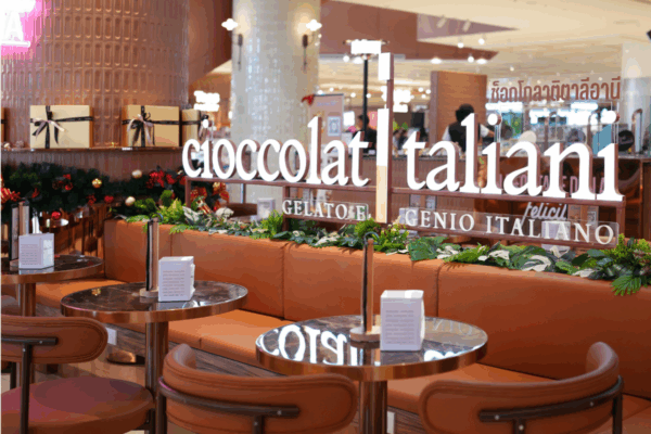 Interni Cioccolatitaliani Bangkok: tavoli, sedute in pelle, insegna luminosa. Design italiano in Thailandia.