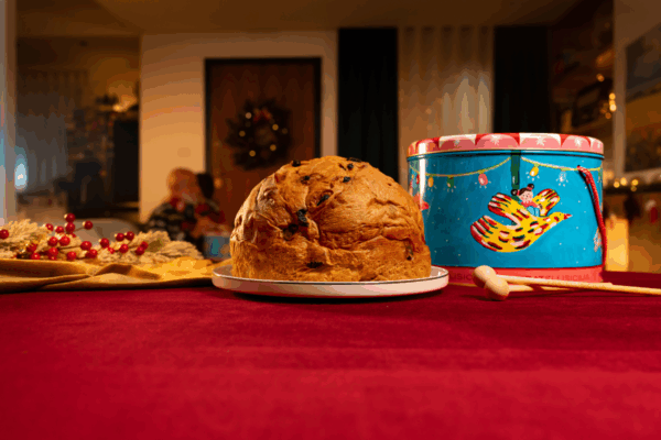 Panettone artigianale Fratelli Sicilia Natale 2025. Lievitato su piatto con confezione regalo.