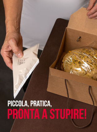 Sac à poche Irca con crema, pronta all'uso. Pasticcere con sacca e torta confezionata.