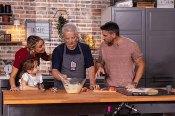 Sweet Home APEI: famiglia prepara dolce in cucina. Alta pasticceria su Food Network.