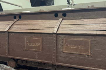 Dettaglio vagone del treno di cioccolato Belcolade. Scultura di cioccolato artistica.