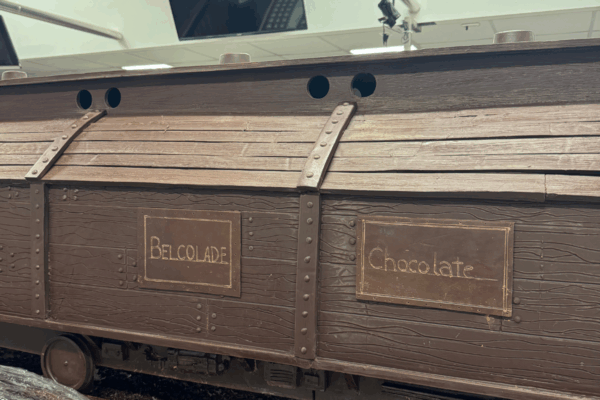 Dettaglio vagone del treno di cioccolato Belcolade. Scultura di cioccolato artistica.