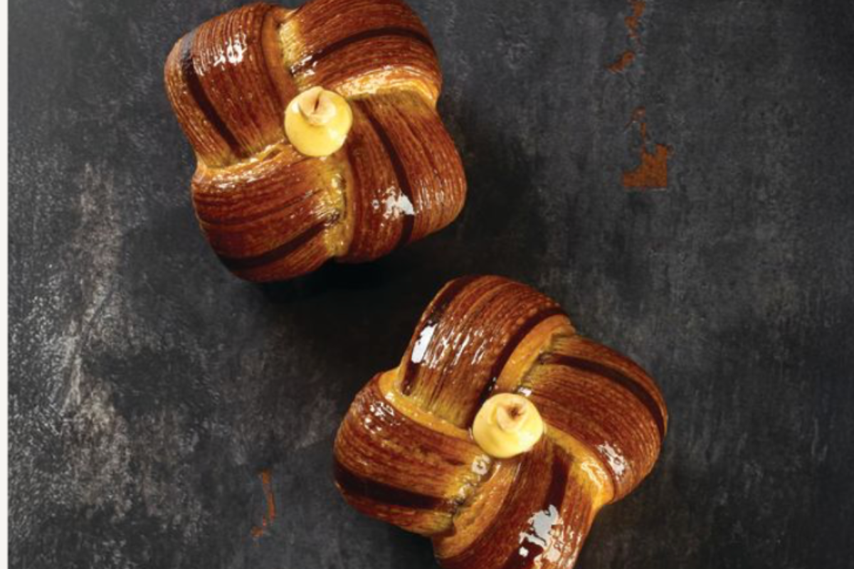 Due twist all'italiana, dolci da forno con crema e nocciole. Pasticceria artigianale.