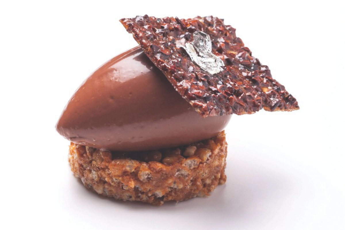 Dessert Le Censier: mousse al cioccolato, croccante alle nocciole e foglia d'argento.