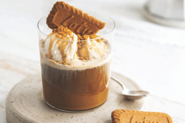 Affogato Biscoff®: gelato affogato nel caffè con biscotti Lotus Biscoff®. Dessert goloso e cremoso.