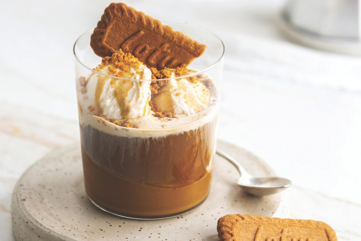 Affogato Biscoff®: gelato affogato nel caffè con biscotti Lotus Biscoff®. Dessert goloso e cremoso.
