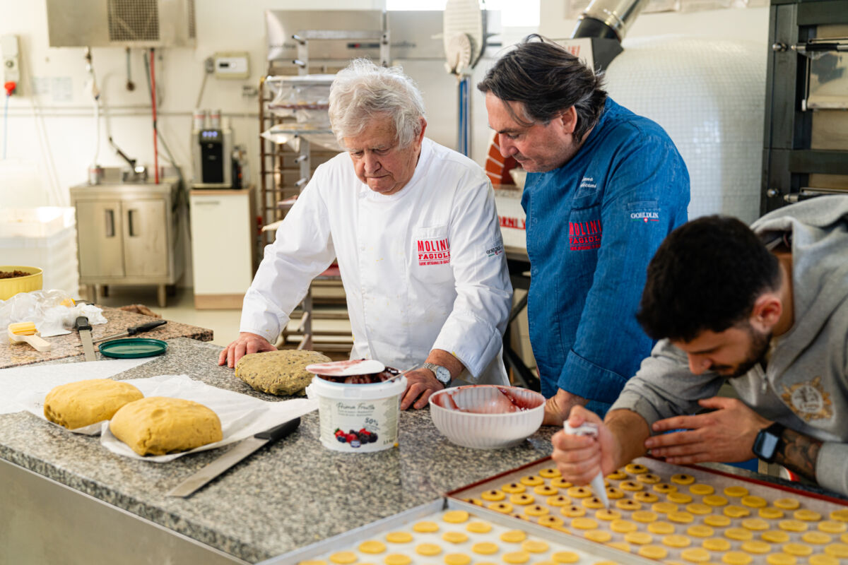 Chef Molino Fagioli ORIZ* prepara dolci. Filiera virtuosa, prodotti da forno artigianali.