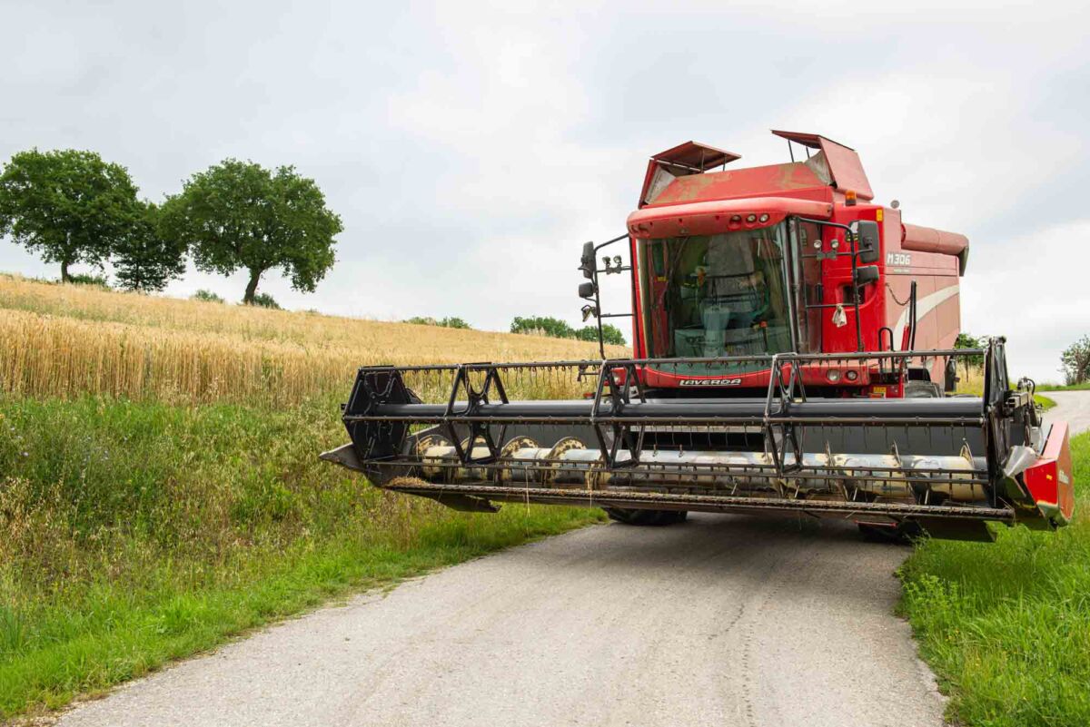 Macchina agricola rossa per la raccolta del grano ORIZ* di Molino Fagioli. Filiera virtuosa.