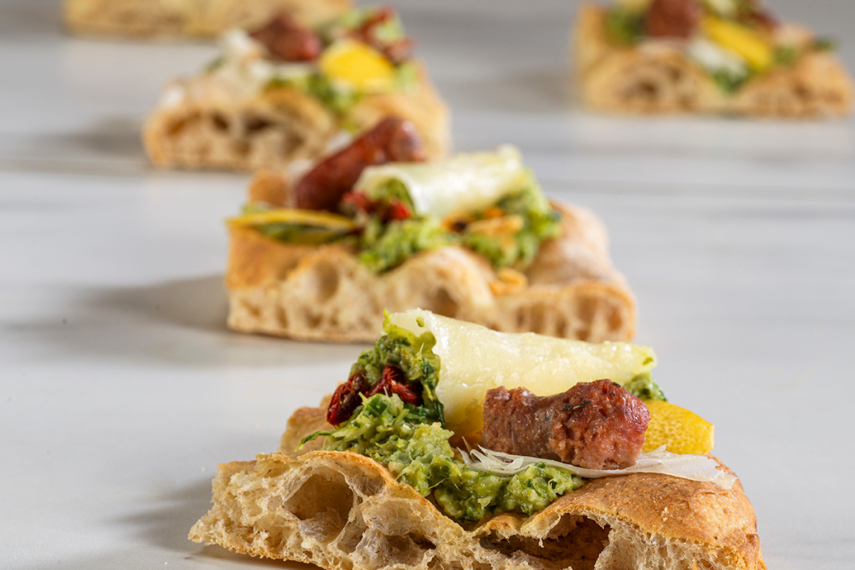 Scrocchiarella AB Mauri: pizza gourmet con pesto, formaggio e salame. Innovazione e qualità a SIGEP 2026.