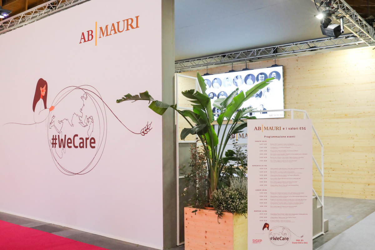 Stand AB Mauri a Sigep: logo, claim #WeCare, programma eventi e piante. Lievito e valori ESG in primo piano.