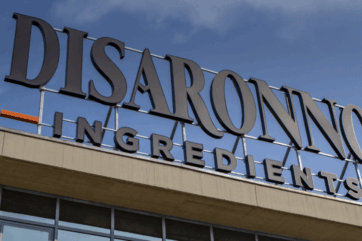 Insegna Disaronno Ingredients. Logo aziendale su edificio. Cielo azzurro.