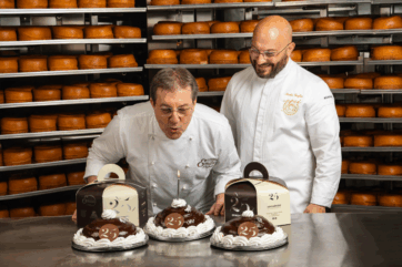 Emilio e Nicola Goglia festeggiano 25 anni di Roccobabà®. Torte Roccobabà® con candelina e confezioni regalo.