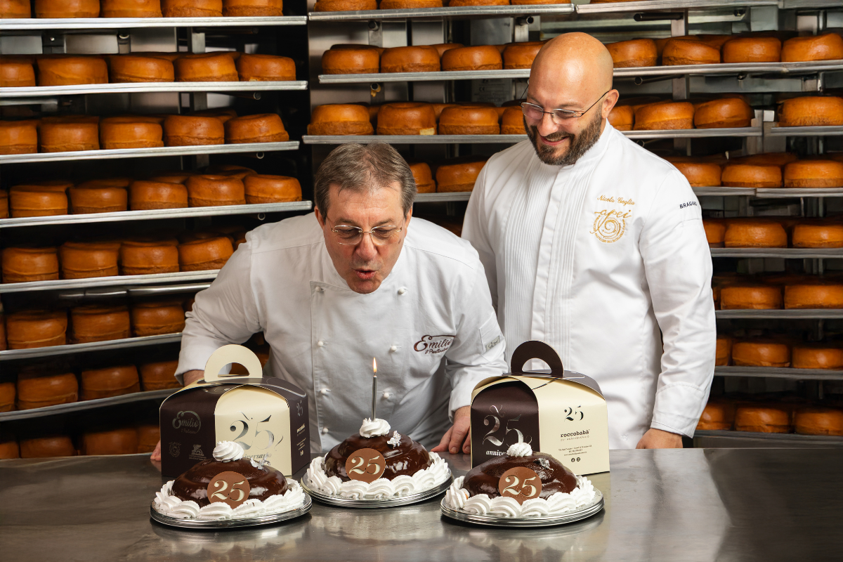 Emilio e Nicola Goglia festeggiano 25 anni di Roccobabà®. Torte Roccobabà® con candelina e confezioni regalo.