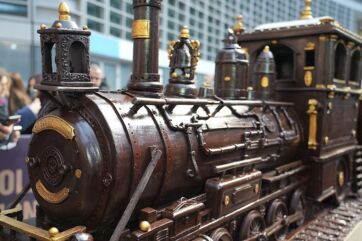Locomotiva di cioccolato Express 2026 a Milano. Dolce scultura per evento WGE.