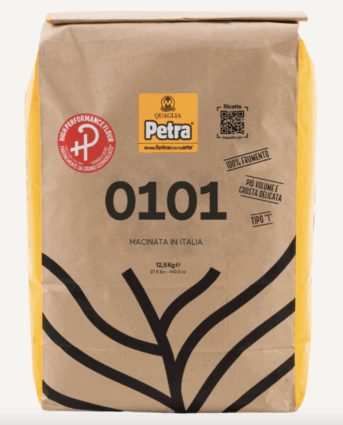 Sacco di farina Petra 0101 per pizza e pane artigianale. Farina macinata in Italia, ideale per un twist all'italiana.