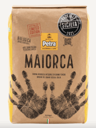 Sacco di farina Maiorca Petra. Farina biologica integrale di grano tenero siciliano per bucellato.